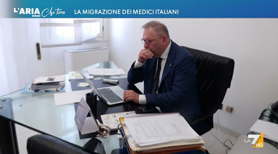 Clicca per accedere all'articolo La fuga dei medici italiani all'estero: il presidente Leoni alla trasmissione L'Aria Che Tira su La7
