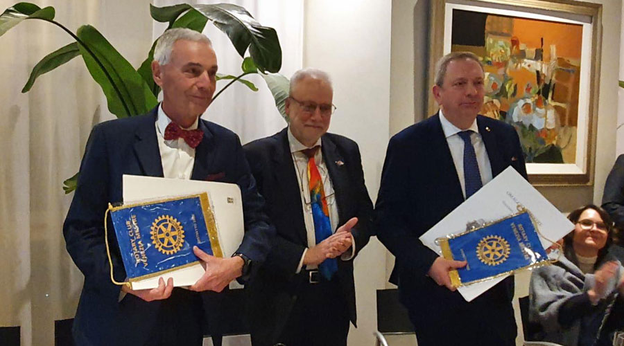 Clicca per accedere all'articolo Il professor Palù e il presidente Leoni al Rotary: «Vaccini fondamentali, educare all'uso corretto dei farmaci»