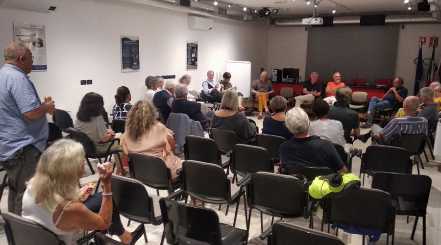 Clicca per accedere all'articolo Grande successo per la prima serata filosofica. In arrivo nuove date dopo l'estate