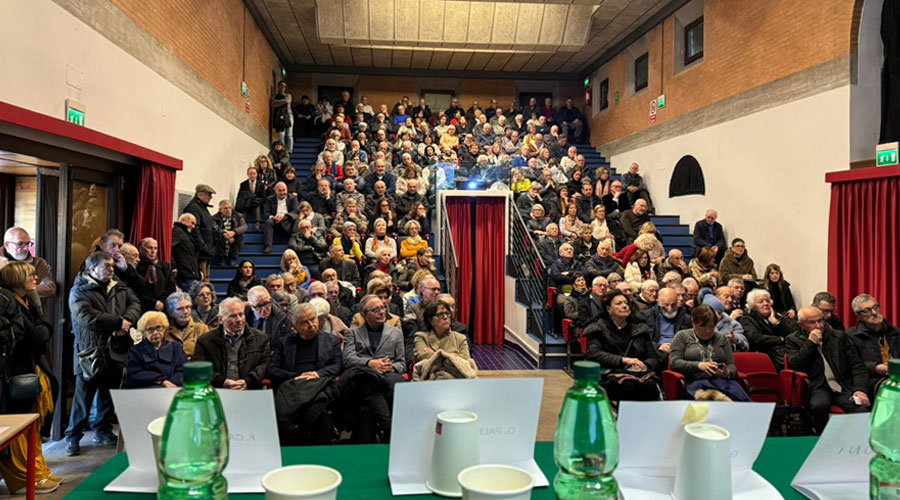 Clicca per accedere all'articolo Teatro gremito a Mirano per l'incontro sulla sanità. Tra i relatori il presidente Leoni