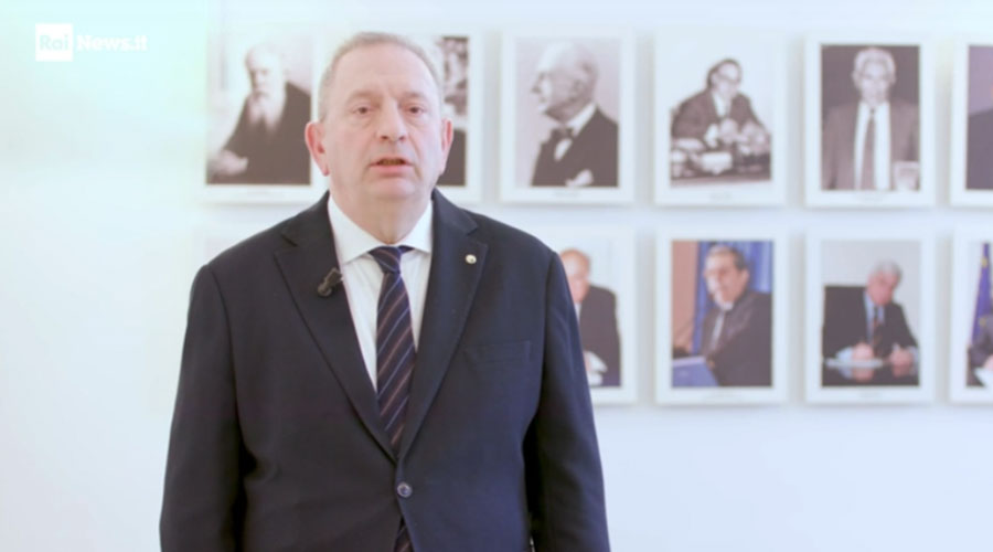 Clicca per accedere all'articolo Scrollare lo smartphone in bagno? Leoni (FNOMCeO) mette in guardia sui rischi per la salute