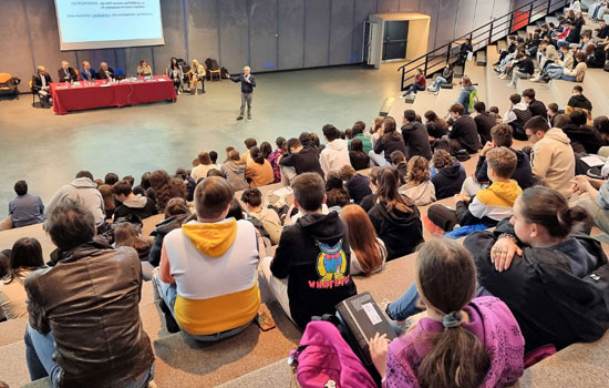 Clicca per accedere all'articolo Osteoporosi e giovani: anche Leoni all'Istituto Majorana-Corner